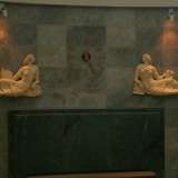 ...e le due figure femminili in ceramica allegorie delle Poste e dei Telegrafi, poste ai lati dell'orologio come sovrapporta dell'ingresso, non fanno altro che rimarcare l'identit� della sala 